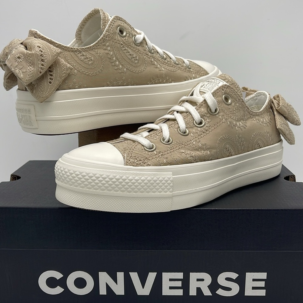 Converse Women's Tan Lace Platforms A10246C
CTAS LIFT OX
NUTTY GRANOLA/EGRET/LIG - Picture 2 of 16